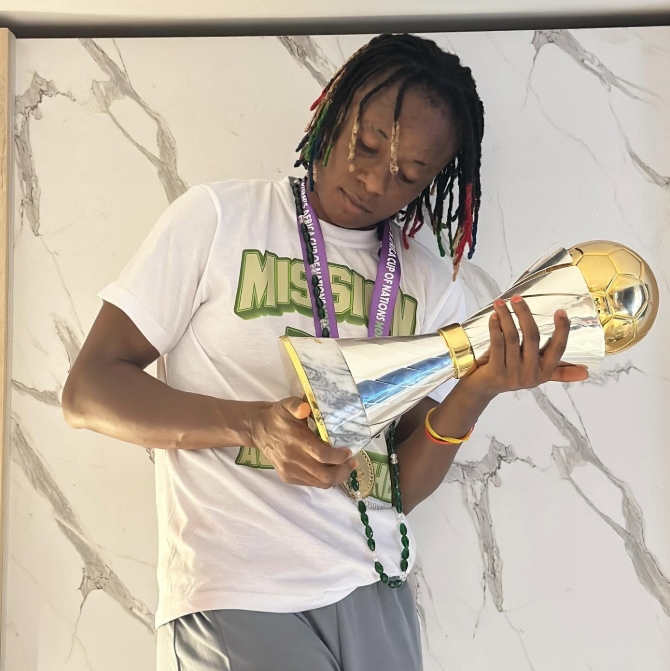 Tosin Demehin Benfica transfer graphic highlighting her three-season contract through 2029